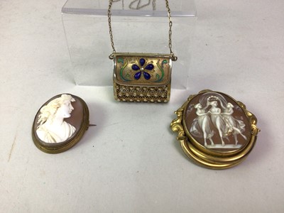 Lot 174 - ORNATE SILVER GILT PILL BOX