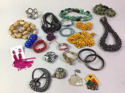 Lot 189 - COLLECTION OF COSTUME JEWELLERY