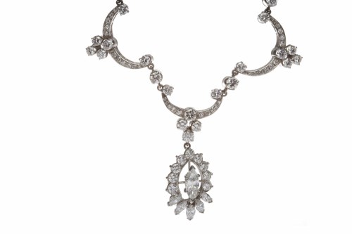 Lot 6 - DIAMOND SET NECKLET formed by swagged diamond...