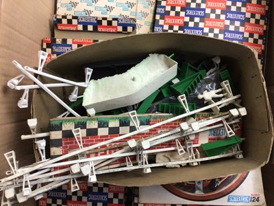 Lot 357 - GROUP OF 1960S AND LATER SCALEXTRIC MODELS AND ACCESSORIES