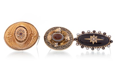 Lot 471 - COLLECTION OF VICTORIAN MOURNING BROOCHES