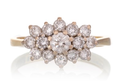 Lot 502 - DIAMOND CLUSTER RING