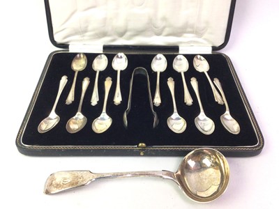 Lot 577 - GEORGE V SET OF TWELVE TEASPOONS WITH TONGS