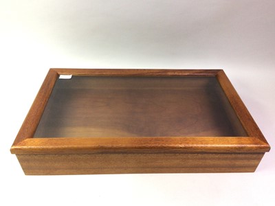 Lot 593 - TABLETOP DISPLAY CASE