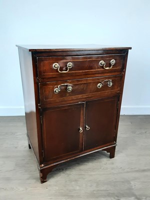 Lot 387 - REPRODUCTION MAHOGANY BEDSIDE CHEST