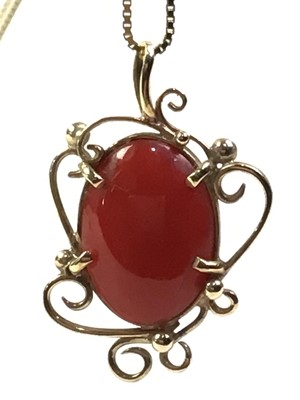 Lot 609 - GOLD HARDSTONE PENDANT