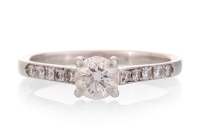 Lot 523 - DIAMOND SOLITAIRE RING