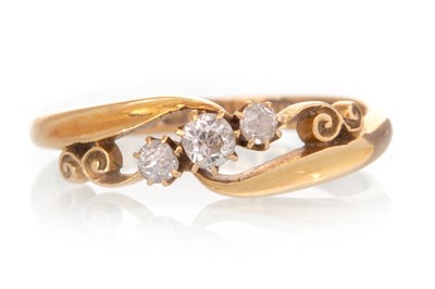 Lot 533 - DIAMOND THREE STONE RING