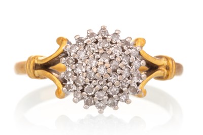 Lot 535 - DIAMOND CLUSTER RING