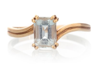 Lot 538 - AQUAMARINE SOLITAIRE RING