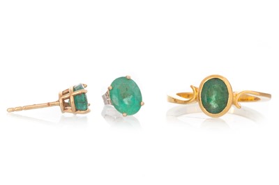 Lot 539 - EMERALD RING AND PAIR OF EARRINGS