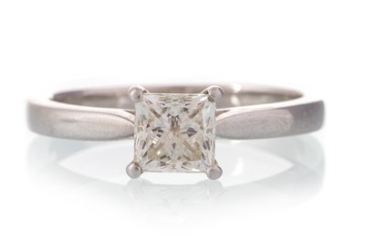 Lot 541 - DIAMOND SOLITAIRE RING