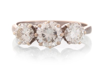 Lot 542 - DIAMOND THREE STONE RING