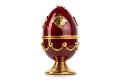 Lot 1697 - THE GEORGE BEST FABRGÉ EGG BY SARAH FABERGE