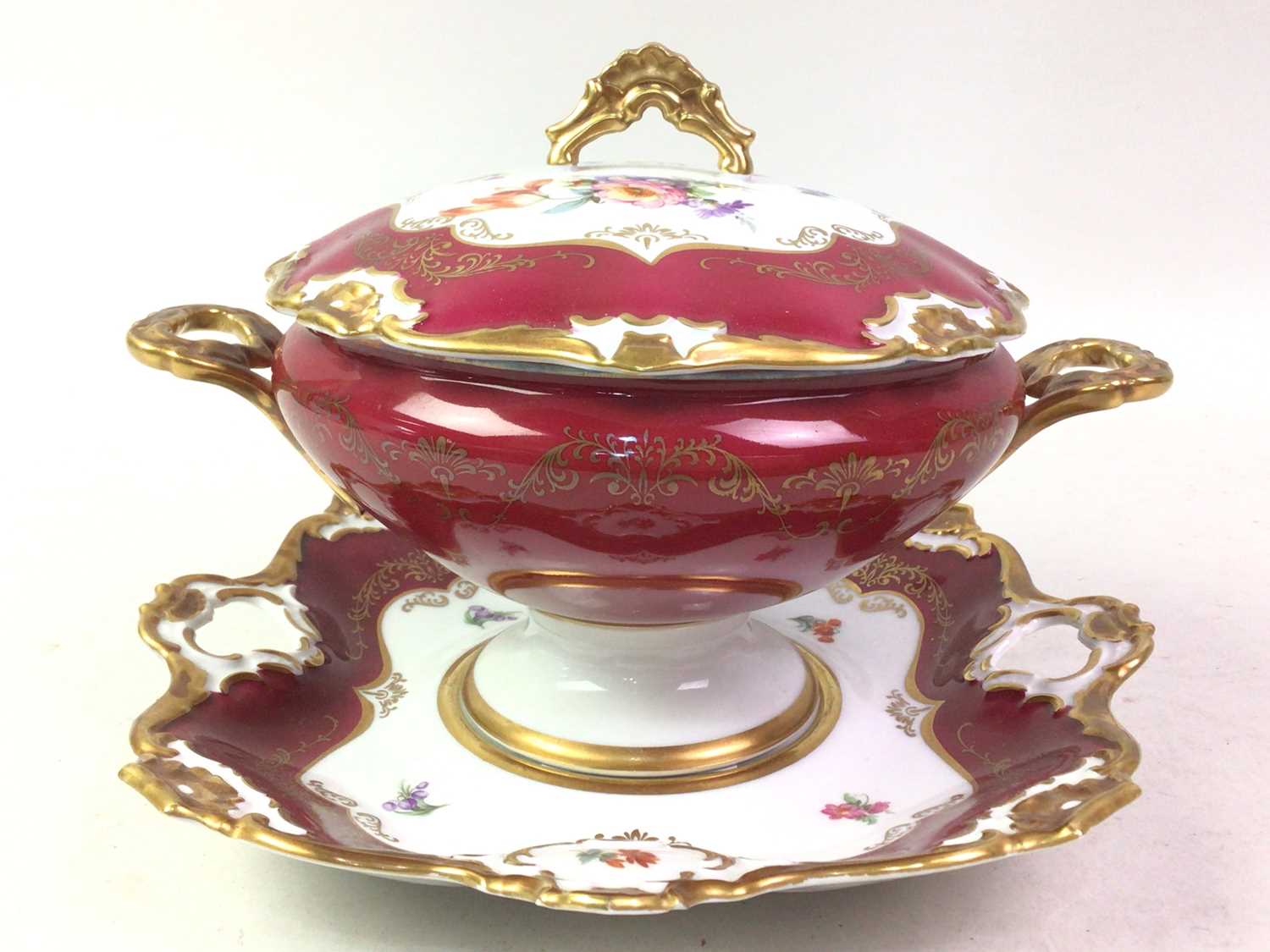 Lot 49 - BAVARIA ALKA KUNST KAISER POMPADOUR TUREEN AND DISH