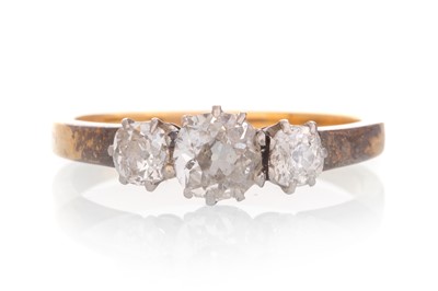 Lot 562 - DIAMOND THREE STONE RING