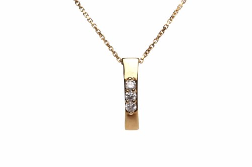 Lot 147 - DIAMOND PENDANT ON CHAIN the pendant set with...