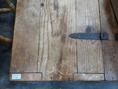 Lot 258 - PINE COFFEE TABLE / CHEST