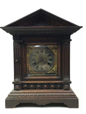 Lot 8 - AMERICAN STYLE GINGERBREAD CLOCK IN THE MANNER OF INGRAHAM