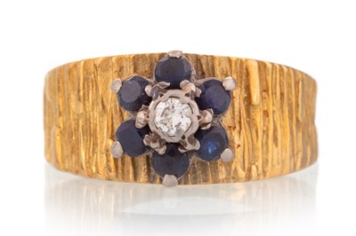 Lot 607 - SAPPHIRE AND DIAMOND CLUSTER RING