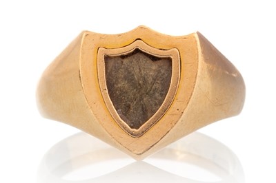 Lot 617 - VICTORIAN SIGNET RING