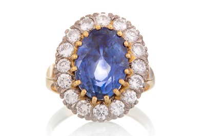 Lot 601 - SAPPHIRE AND DIAMOND CLUSTER RING