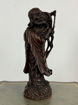 Lot 686 - JAPANESE ROOTWOOD CARVED FIGURE OF BODHIDHARMA / DARUMA