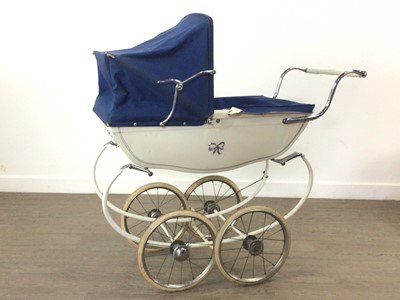 Lot 195 - SILVER CROSS PRAM