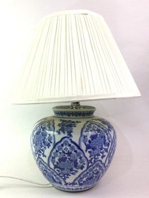 Lot 100 - BLUE AND WHITE CERAMIC TABLE LAMP