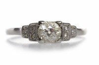 Lot 270 - ART DECO DIAMOND SOLITAIRE RING the round...