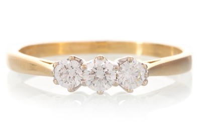 Lot 612 - DIAMOND THREE STONE RING