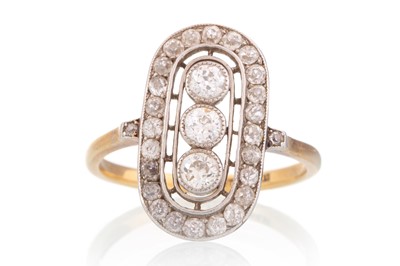 Lot 622 - DIAMOND DRESS RING