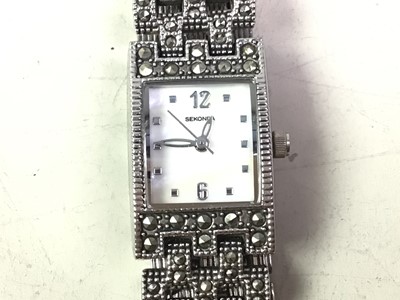 Lot 376 - NINE CARAT GOLD LADIES WRIST WATCH