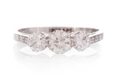 Lot 626 - DIAMOND THREE STONE RING