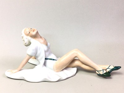 Lot 423 - SCHAU BACH KUNST GERMAN PORCELAIN FIGURE