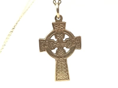 Lot 487 - GOLD IONA CROSS PENDANT AND CHAIN