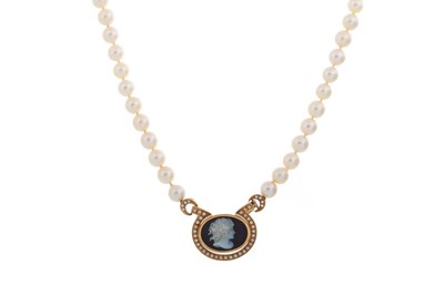 Lot 629 - PEARL AND CAMEO NECKLACE