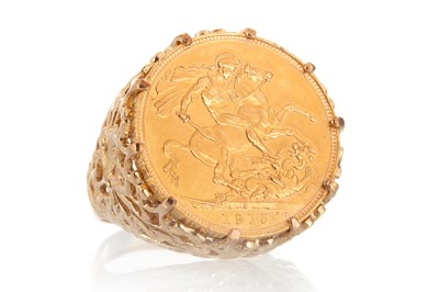 Lot 631 - 1915 GOLD SOVEREIGN RING