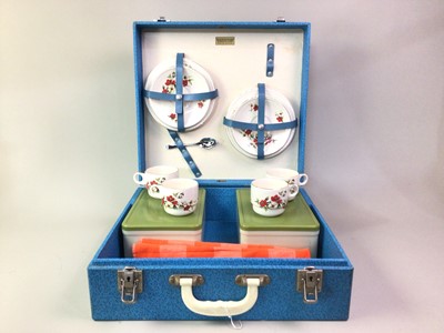 Lot 671 - BREXTON PICNIC SET