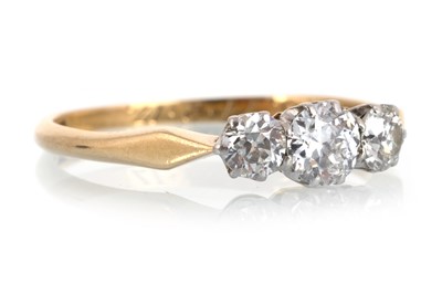 Lot 401 - DIAMOND THREE STONE RING