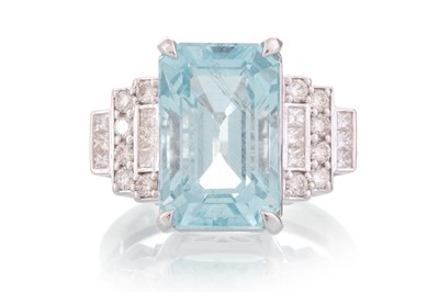 Lot 486 - AQUAMARINE AND DIAMOND RING