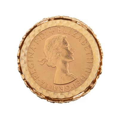 Lot 56 - ELIZABETH II GOLD SOVEREIGN RING