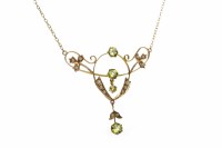 Lot 371 - EDWARDIAN PERIDOT AND PEARL NECKLET of...
