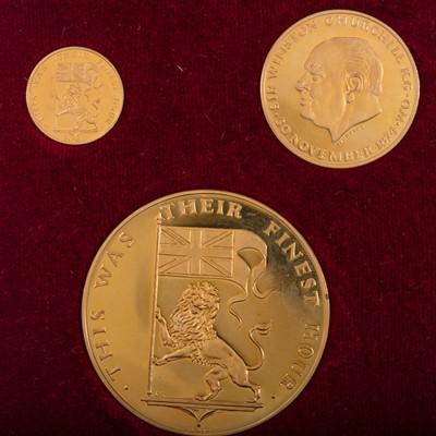 Lot 83 - WINSTON CHURCHILL 'THIS WAS THEIR FINEST HOUR' GOLD MEDALLION SET