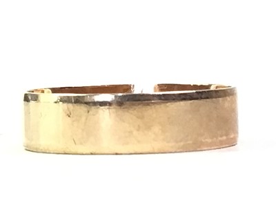 Lot 570 - GOLD WEDDING BAND