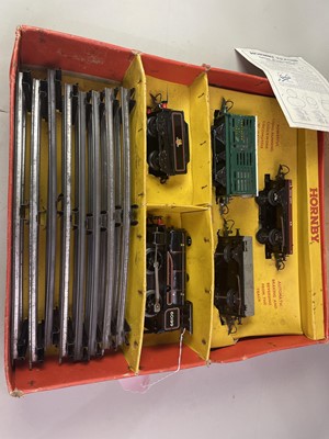 Lot 109 - HORNBY O GAUGE CLOCKWORK MODEL TRAIN SET