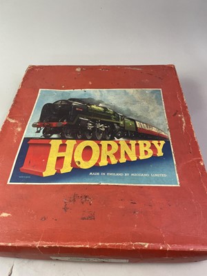 Lot 109 - HORNBY O GAUGE CLOCKWORK MODEL TRAIN SET