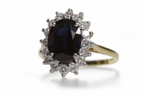 Lot 421 - SAPPHIRE AND DIAMOND CLUSTER RING the central...