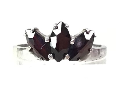 Lot 293 - GARNET RING