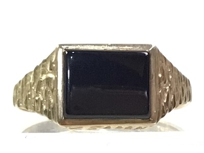 Lot 327 - NINE CARAT GOLD RING